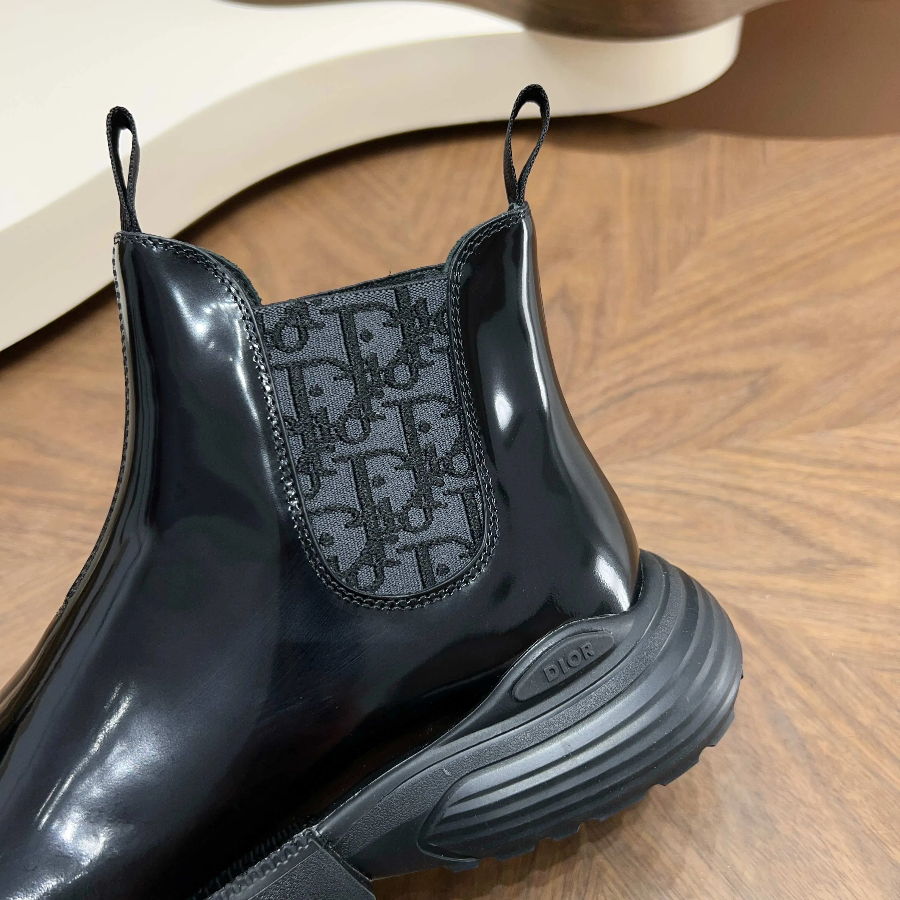 💰860 Dio* - Dior's autumn and winter luxury men's mid-top short boots, purely handmade, both inside and outside are imported first-layer cowhide, high-end quality and exquisite craftsmanship. Original TPU combination outsole. Wear a noble gentleman's taste. The best last type has been carefully debugged. 100% comfort. Size: 38-44 (38-45 can be customized)